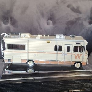Greenlight 86543 The Walking Dead Dale's 1973 Winnebago Chieftain 1/18 Scale